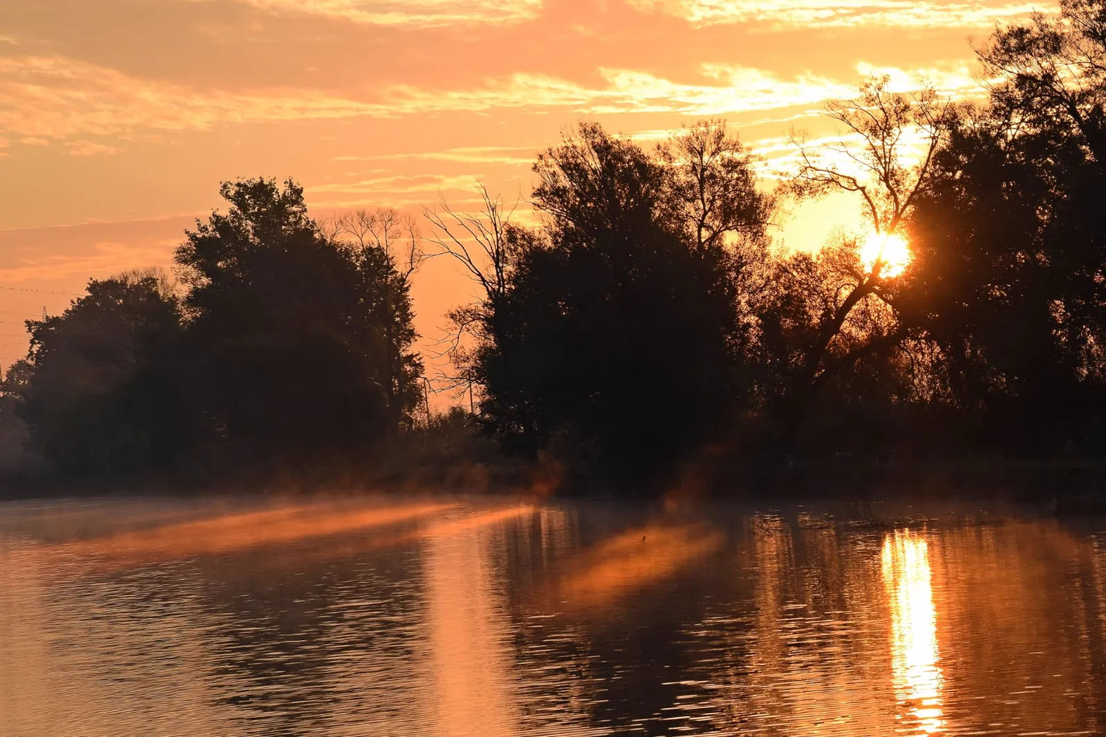 Mirno jezero u zoru